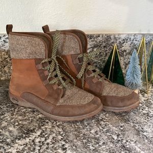 Chaco Barbary Pine Cone Leather Lace Up Sweater Womens Ankle Boots 8.5 Tan Brown